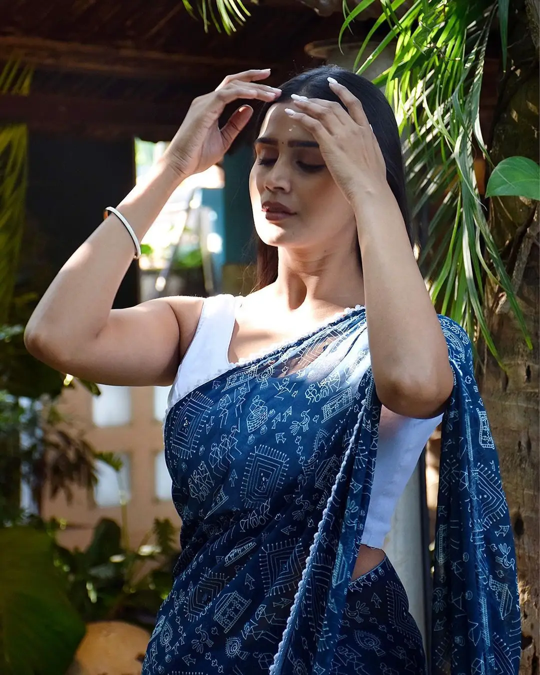 INDIAN GIRL KAVYA SHREE IN TRADITIONAL BLUE SAREE SLEEVELESS WHITE BLOUSE 2
